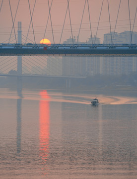 夕阳桥梁落日船波浪波纹