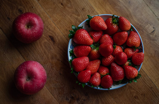 苹果草莓图片