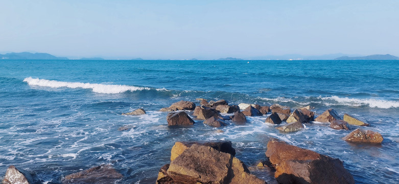 海边海浪礁石