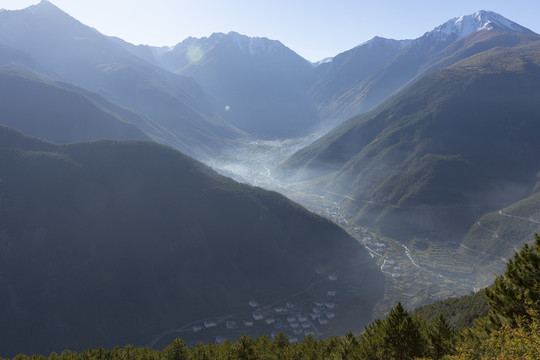 高山沟壑云雾缭绕藏族民居