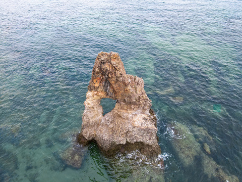 航拍山东青岛海上奇石