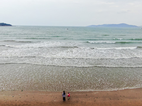 航拍海上涨潮