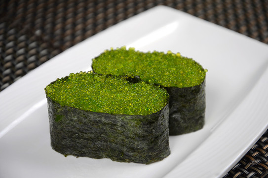 绿蟹籽寿司