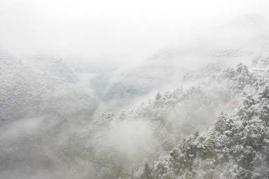 湖南湘西雪后的群山