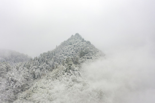 湖南湘西雪后的群山