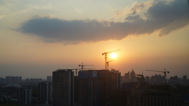 夕阳下的建筑工地