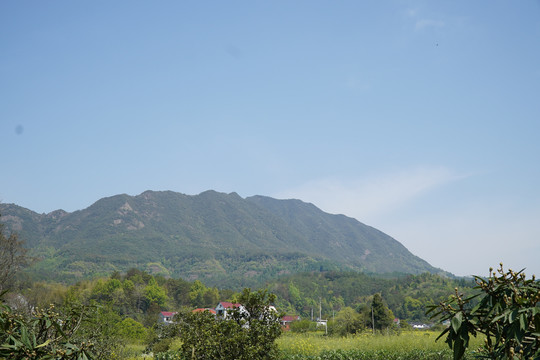 青山绿水巍峨高山