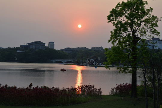 湖面日落