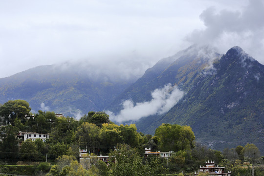 山脉云雾缭绕藏寨民居