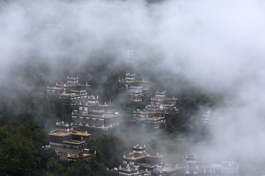 云雾缭绕丹巴甲居藏寨