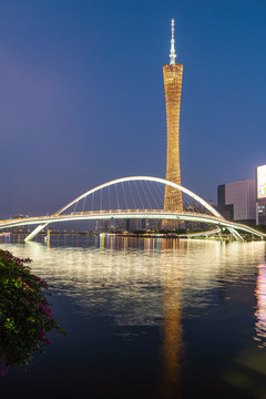 广州海心桥与小蛮腰夜景