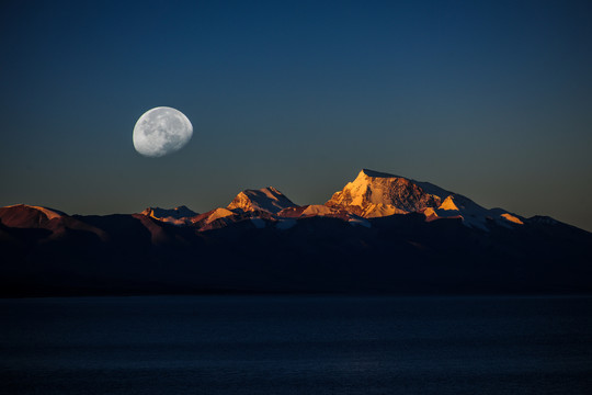 纳木那尼雪山