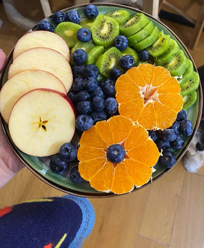蓝莓橙子苹果猕猴桃切片果盘