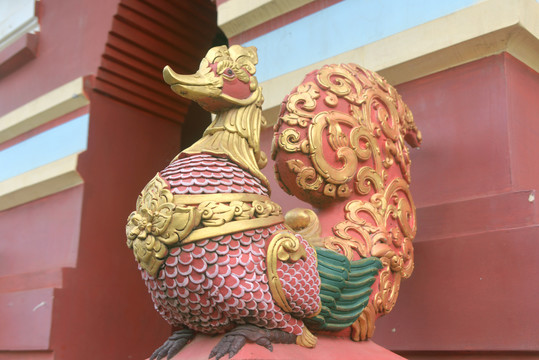 西双版纳傣族图腾鸭形兽雕塑