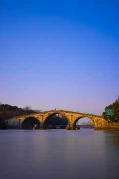 杭州大运河古桥拱宸桥夜景倒影