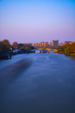 杭州大运河古桥拱宸桥夜景倒影