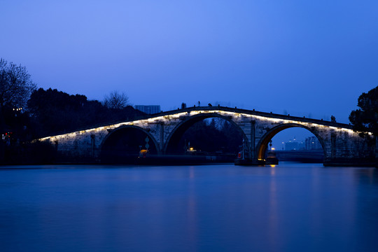 杭州大运河古桥拱宸桥夜景倒影