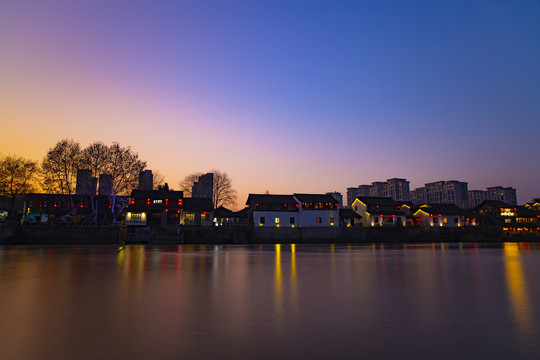 杭州大运河古桥拱宸桥夜景倒影