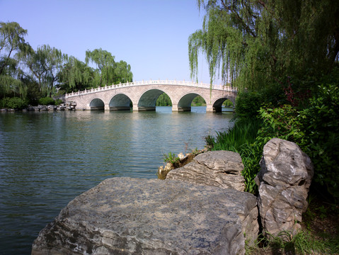 大明湖鹊华桥