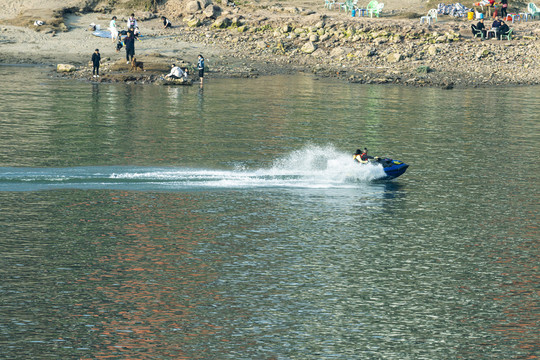 嘉陵江上泛起水花的摩托艇