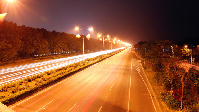 宽阔的马路夜景