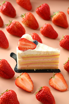 草莓蛋糕切块