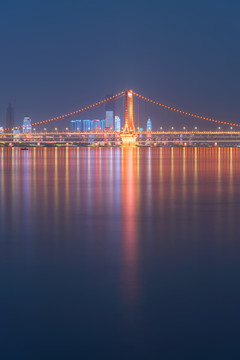 蓝色时刻的武汉鹦鹉洲长江大桥