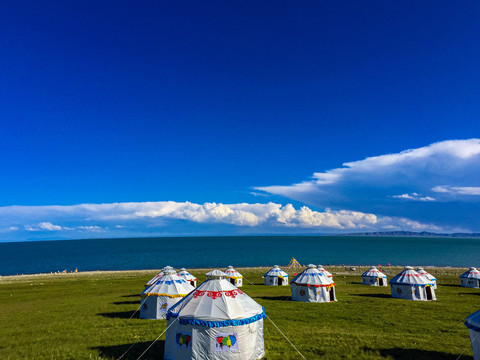 青海湖草原蒙古包