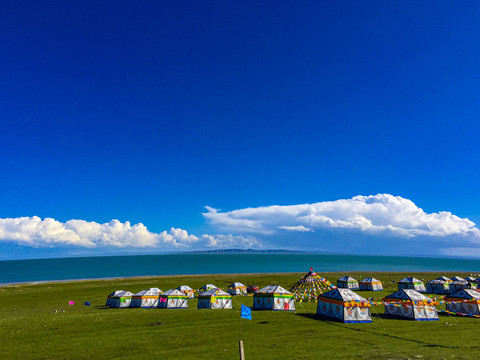 青海湖草原蒙古包