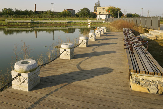 成都玉石湿地公园池塘和休息椅