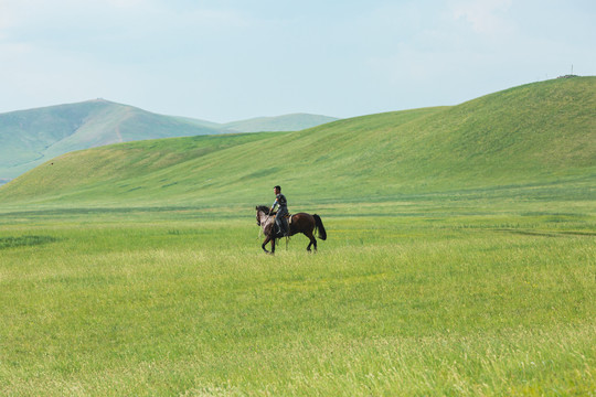 草原夏季蒙古族骑马