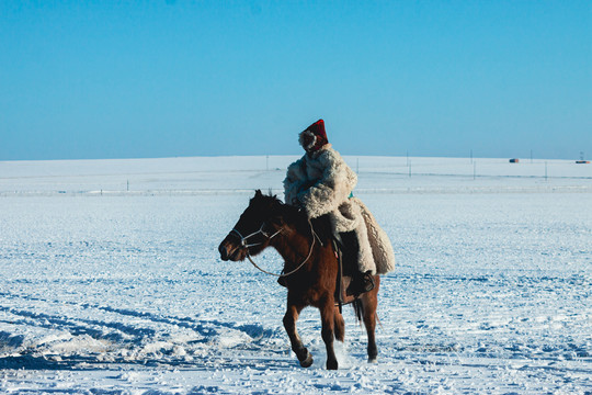 冬季草原牧场骑马蒙古族