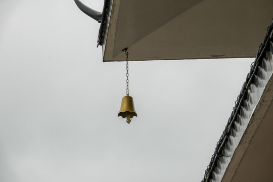 屋檐下悬挂的铜铃