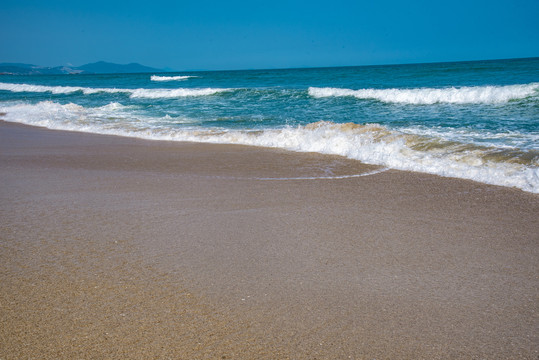 海浪拍岸