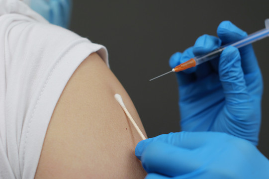 亚洲中国人女医生打疫苗打针