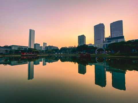 深圳城市傍晚水边建筑