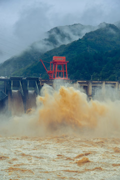 石泉水电站泄洪