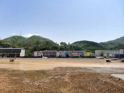 山坡河流