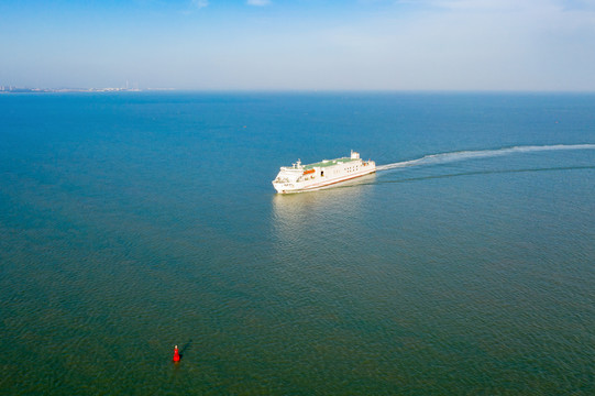 在琼州海峡行驶的粤海铁路渡轮