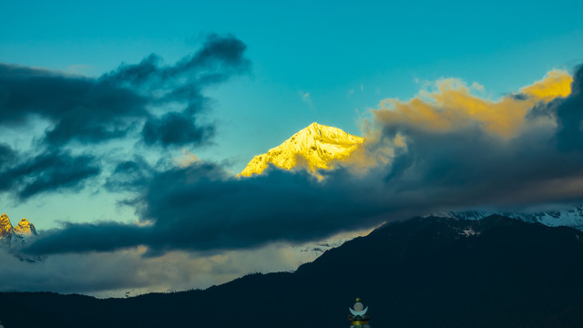 梅里雪山日照金山