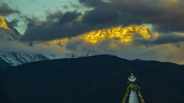 梅里雪山日照金山