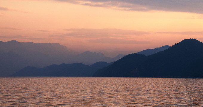 泸沽湖日出