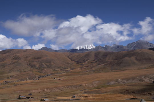 蓝天白云雪山高山沟壑自然风光