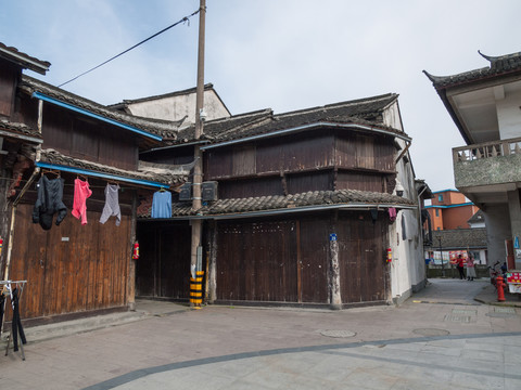古镇老街传统店面老式排门