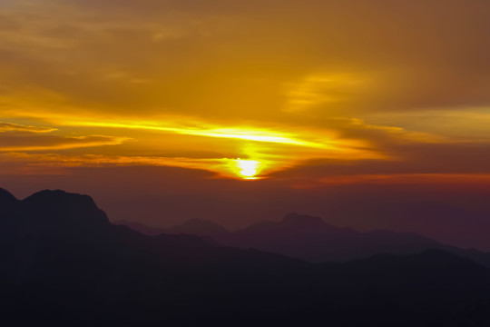 远山夕阳落日天空