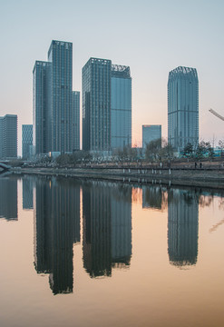 运河两岸的建筑物