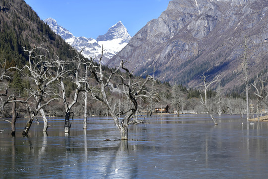 雪山湖泊