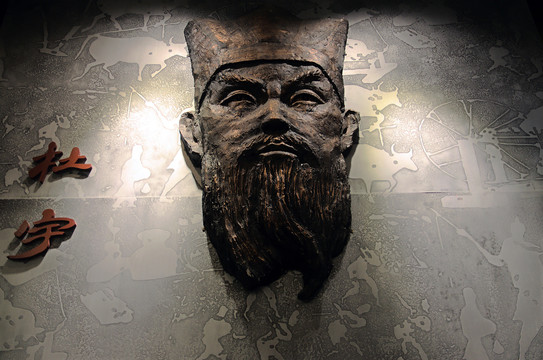 杜宇木雕像