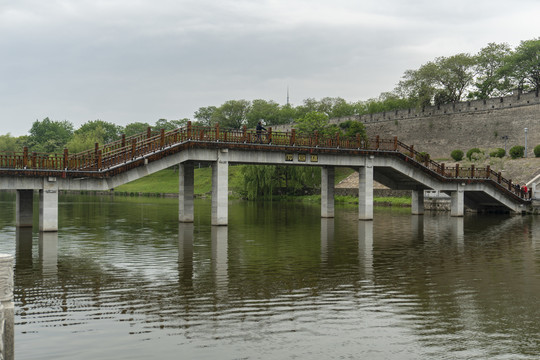 荆州古城护城河上的人行桥