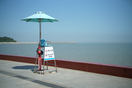 海边蓝色遮阳伞